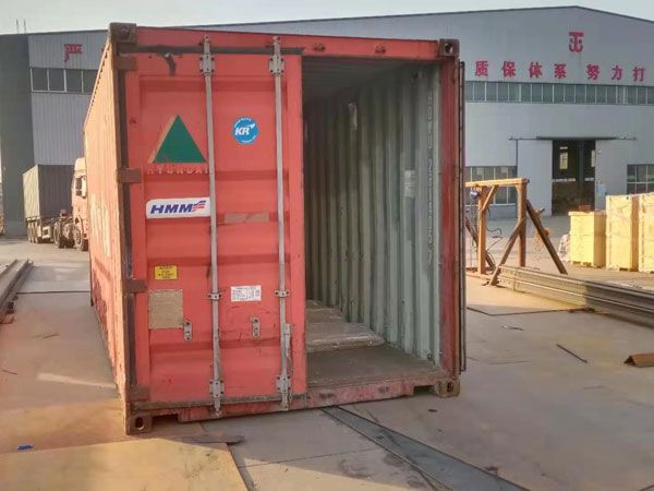 为厄瓜多尔客户制作的起重机，顺利装柜完成，发往海外！